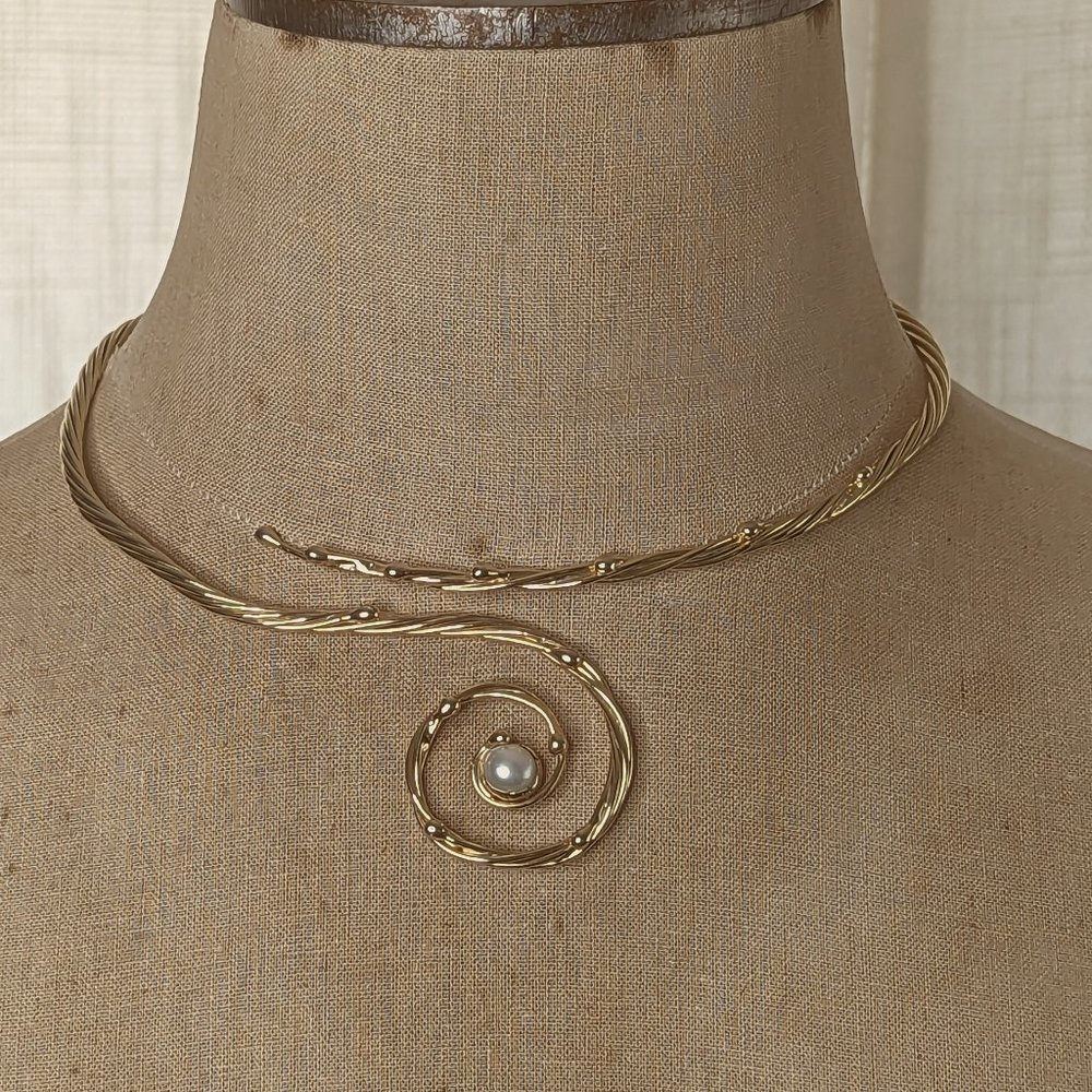 {[EUC] SCULPTUREWEAR Kindred Torque 22k Gold Spiral Necklace w/ Pearl